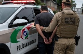 Dois homens são presos após agredirem companheiras grávidas em Herval d’Oeste