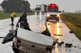 Carro parte ao meio após colisão com carreta e cinco pessoas morrem na BR-470