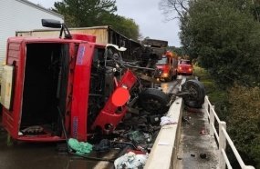 Motorista fica ferido após caminhão tombar sobre ponte na BR-153