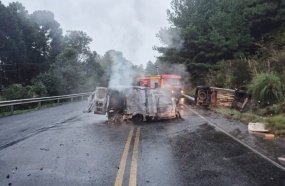 Fiorino pega fogo após colisão envolvendo três veículos na SC-350