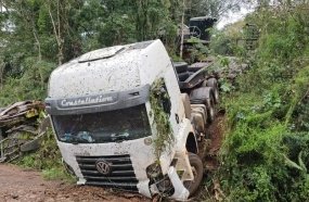 Carreta para em estrada marginal após sair da pista na BR-153