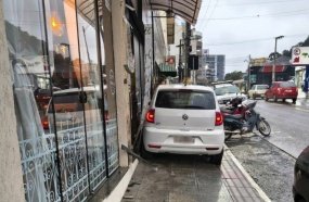 Carro atinge pizzaria após sair da pista no Centro de Herval d’Oeste