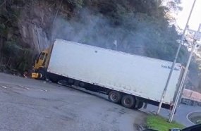 Caminhão colide contra paredão de rochas no trevo do Chocodinho 
