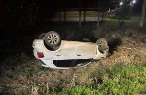 Dois jovens ficam feridos após carro sair da pista e capotar na SC-355