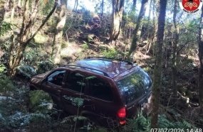 Jovem fica ferido após carro cair em barranco de 10 metros na SC-355