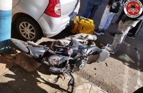 Motociclista é socorrido com ferimentos graves após colisão em cruzamento