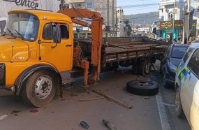 Colisão entre dois caminhões envolve outros três veículos no Centro de Joaçaba