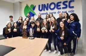 Reitor recebe atletas do Colégio Unoesc Joaçaba após destaque nos Jesc 2026