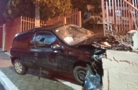 Motorista fica ferido após carro colidir contra muro de residência