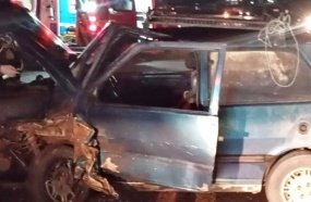 Colisão entre carro e carreta deixa condutor ferido na BR-153
