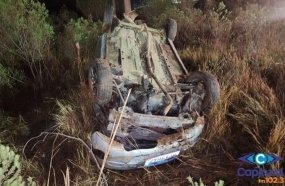 Três pessoas ficam feridas após carro sair da pista e capotar na SC-467