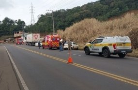 Motorista ferido após engavetamento entre dois carros e caminhão na SC-135