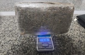 Mulher pede para ser presa e joga torrão de maconha dentro de viatura da PM