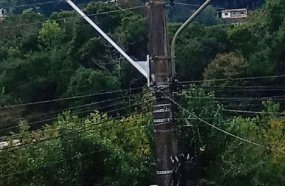 Raio atinge poste e causa prejuízos a moradores do centro de Herval d’Oeste