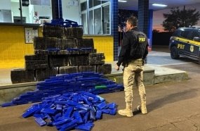 PRF apreende 300 kg de maconha e recupera carro roubado no Oeste