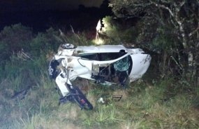 Pai e filha ficam feridos após carro capotar em barranco na BR-116 