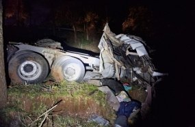 Motorista de carreta morre após veículo despencar em ribanceira na SC-355