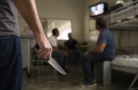 Condenado homem que tentou matar colegas de alojamento após briga por volume da TV