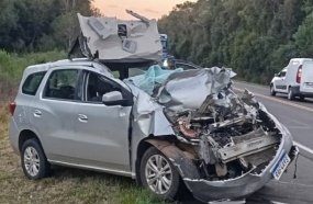 Motorista fica preso às ferragens após colidir veículo na traseira de caminhão 