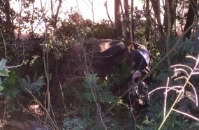 Mulher despenca com carro em ribanceira no interior de Herval d’Oeste