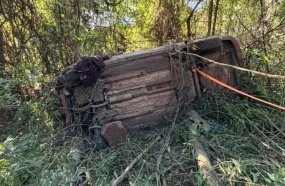 Mãe e filho são resgatados após carro capotar em ribanceira na SC-283