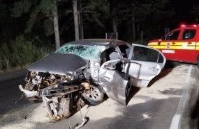Colisão frontal entre carro e caminhão deixa homem gravemente ferido na BR-470
