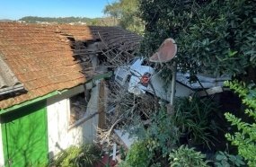 Vídeo flagra momento em que caminhonete cai sobre telhado de residência em Joaçaba