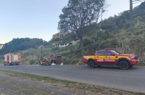 Idoso morre após trator capotar em barranco às margens da SC-355
