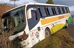 Ônibus com alunos atinge barranco após falha mecânica