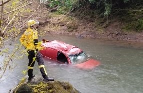 Mulher é encontrada morta após veículo cair de ponte na SC-283
