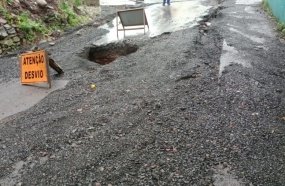 Chuvas rompem trecho em obras e abrem cratera na Rua Carlos Gomes 