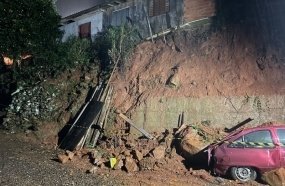 Deslizamento de terra atinge veículo e compromete residência em Joaçaba 