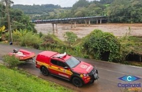 Bombeiros realizam buscas após relato de suposto corpo no Rio do Peixe