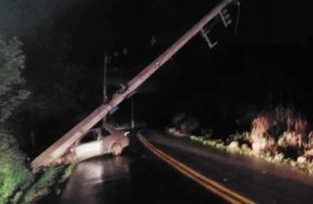 Motorista é socorrido em estado grave após colisão contra poste de energia elétrica 