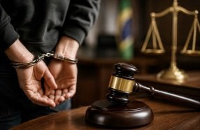 Homem que matou a companheira a facadas é condenado a 45 anos de prisão 