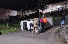 Utilitário tomba ao descer via íngreme no centro de Herval d´Oeste