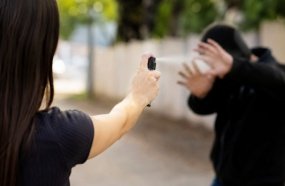 Mulheres podem comprar e usar spray de pimenta para defesa pessoal