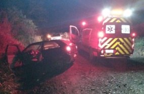 Idoso fica ferido após colidir carro contra barranco no interior de Ipira
