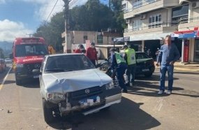Idoso é socorrido após colisão entre veículos no centro de Piratuba