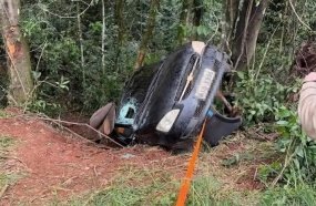 Mulher é resgatada de veículo que caiu em ribanceira na SC-283