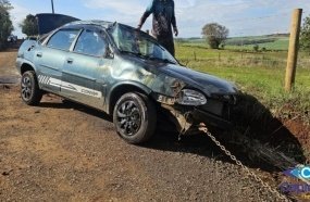 Condutora é socorrida após capotamento de veículo em Capinzal