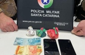Dupla é presa com drogas durante abordagem policial em Herval d´Oeste
