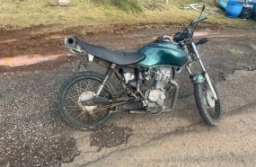 Dupla foge após ser flagrada com motocicleta furtada no pátio conveniado