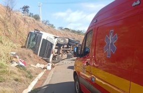 Casal e criança ficam feridos após carreta tombar na BR-470