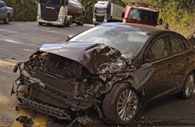 Colisão entre carro e dois caminhões deixa mulher ferida na BR-282