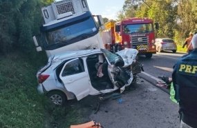 Colisão frontal entre duas carretas e carro deixa dois feridos em Joaçaba