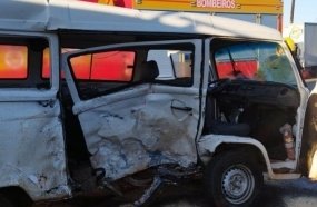 Colisão entre Kombi e caminhonete deixa três feridos no trevo da BR-470