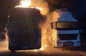 Incêndio destrói duas carretas em pátio às margens da SC-135