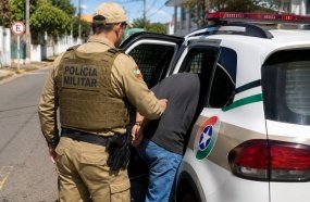 Homem é preso pela PM após agredir mãe, pai e irmão em Joaçaba 