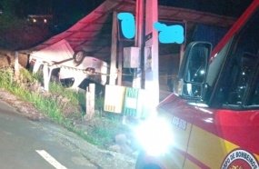 Veículo capota dentro de posto de lavagem após falha no freio de mão 